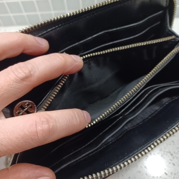 Auth! Tory Burch patent leather wallet - Picture 7 of 8